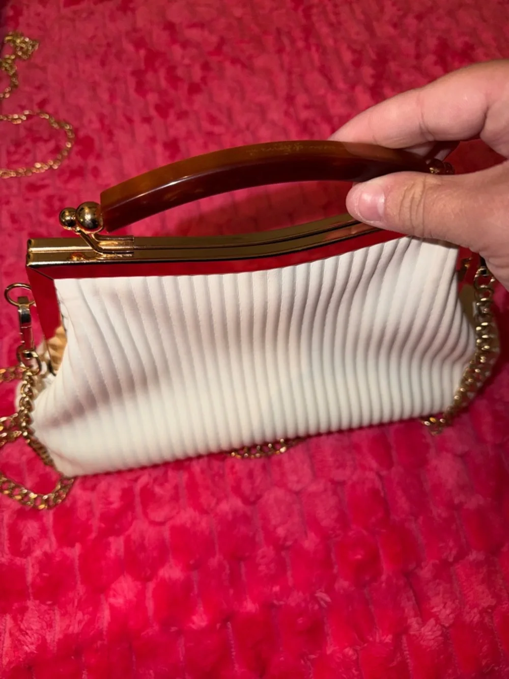 Elegant White Pleated Frame Crossbody Bag with Gold Chain